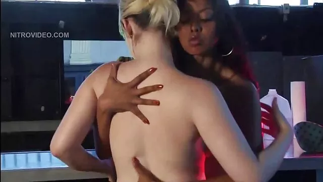 იღბლიანი lesbian love ორგანიზებული სამი უფასო სექსი მეგობარი