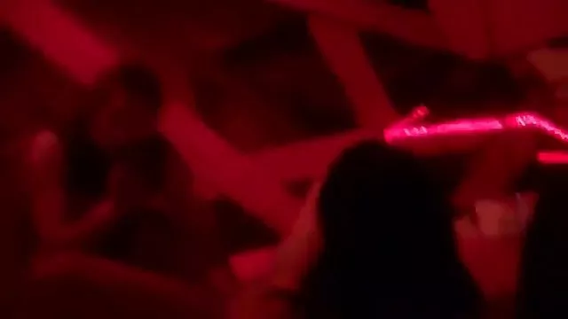 კაცი sexy გააშიშვლეს და სექსი სახლში დაიწყეს ყურება